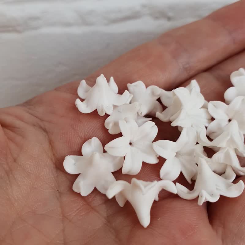 White small flower beads polymer clay making jewelry 12-14mm, Handmade beads - Parts, Bulk Supplies & Tools - Plastic White