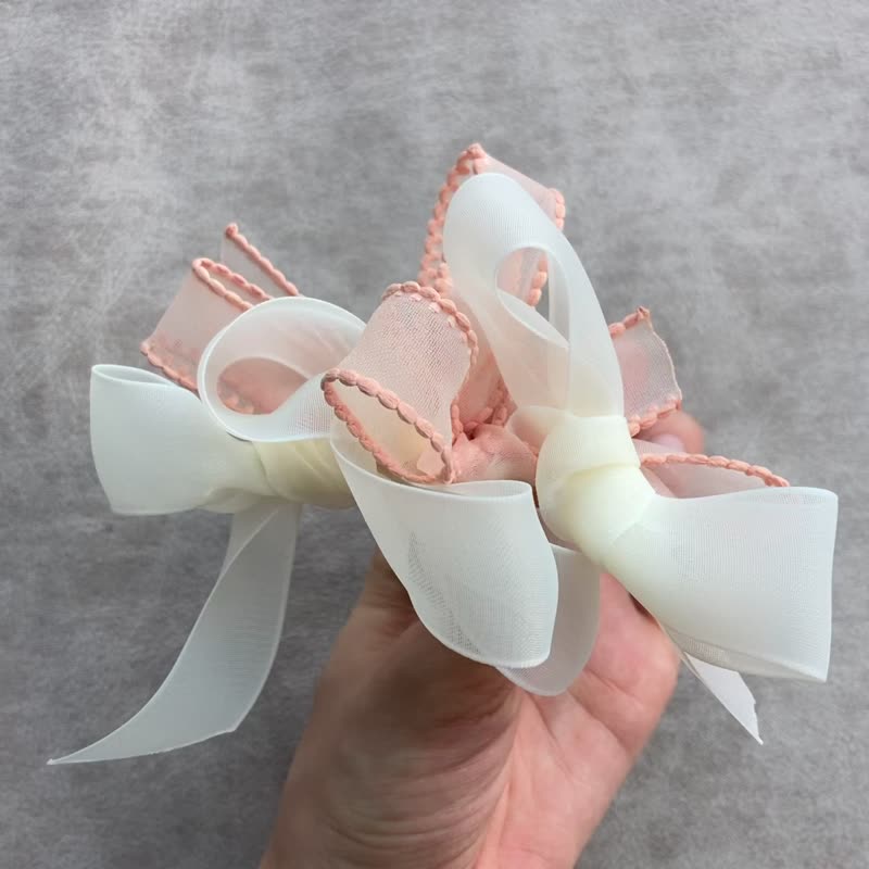 【原創 手工 】蝦玉粉 白色 花型 扁咀 髮夾 啞光 - 髮夾/髮圈 - 其他人造纖維 粉紅色