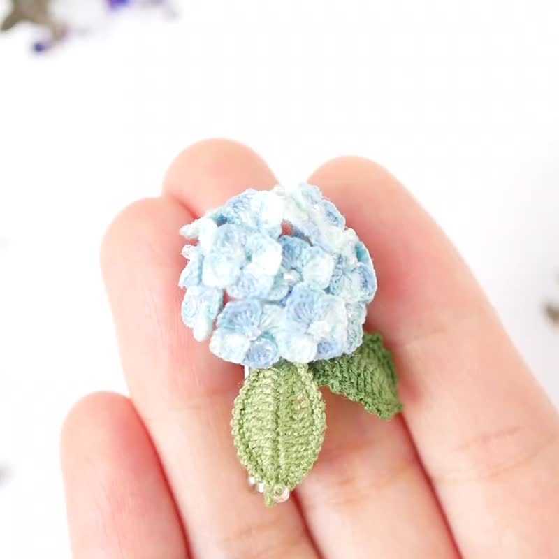 Hydrangea blooming after the rain brooch (made to order, hydrangea, flower, flower motif, blue, hand-knitted, lace-knitted, rainy season, summer, present, gift wrapping, all seasons) - Brooches - Thread Blue