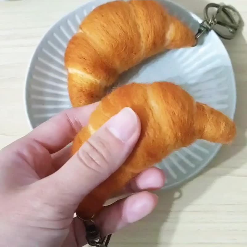 【造型悠遊卡】牛角可頌法棍麵包羊毛氈鑰匙圈 - 鑰匙圈/鑰匙包 - 羊毛 咖啡色