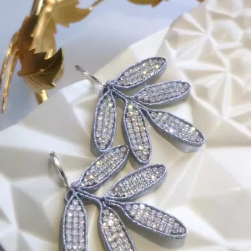 Dazzling earrings Leaf - 耳環/耳夾/耳骨夾 - 其他材質 銀色