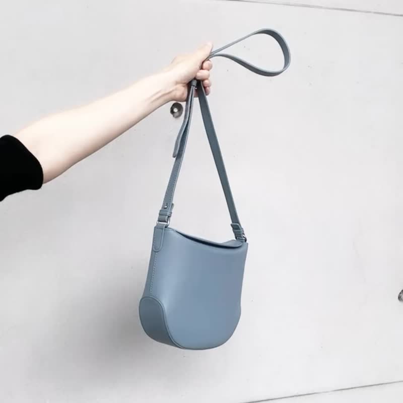 Arc Shoulder Bag-Mirage Grey/leather bag/shoulder bag/crossbody - กระเป๋าแมสเซนเจอร์ - หนังแท้ สีเทา