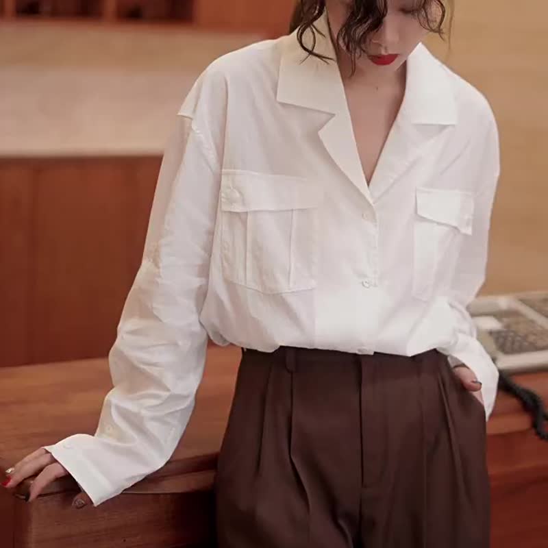 Creamy white RELAX natural micro-wrinkle relaxation Cuban collar patch pocket design sense shirt sunscreen jacket - เสื้อเชิ้ตผู้หญิง - ไฟเบอร์อื่นๆ ขาว