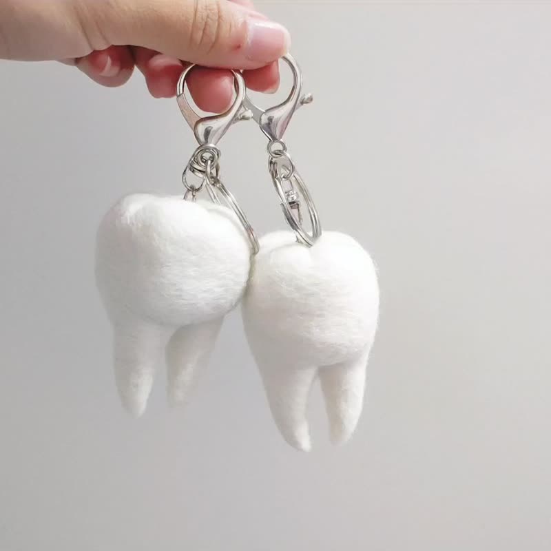 【造型悠遊卡】一顆牙齒羊毛氈鑰匙圈 - 鑰匙圈/鑰匙包 - 羊毛 白色
