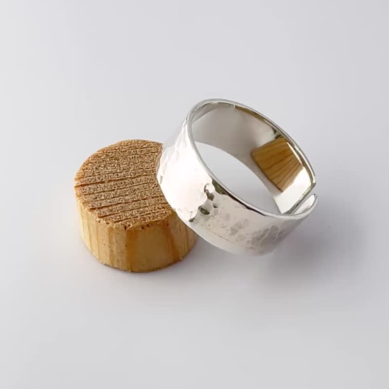 Open Ring in Hammered 925 Sterling Silver 8mm, unisex - Designed in Italy - 戒指 - 純銀 銀色