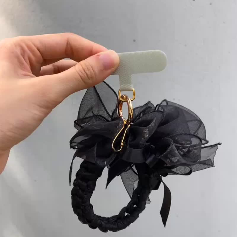 Black Floral Knit 4Way Phone Strap Headband Keychain Wristband Handmade - อุปกรณ์เสริมอื่น ๆ - ไฟเบอร์อื่นๆ สีดำ