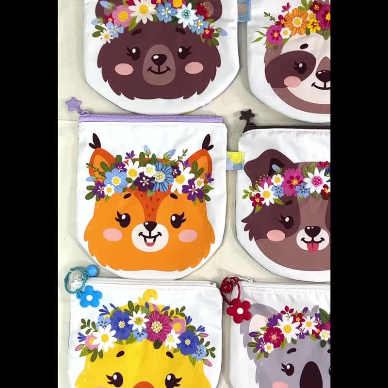 Available/Limited. Elegant handmade embroidery. Smiling Mimi Wreath Small Animal Zipper Pouch - กระเป๋าใส่เหรียญ - ผ้าฝ้าย/ผ้าลินิน หลากหลายสี