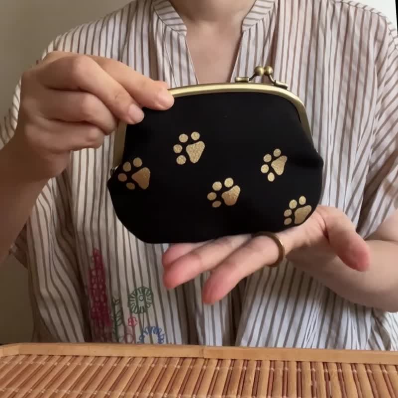 送禮討喜*金色貓掌前行 咪你包M 京都匠人口金包內裡可愛紅吱吱 - 化妝包/收納袋 - 絲．絹 黑色