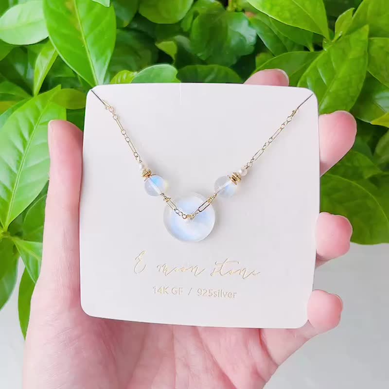 New Year's Peace and Peace Buckle Blue Halo Natural Moonstone Necklace 14K - สร้อยคอ - คริสตัล สีใส