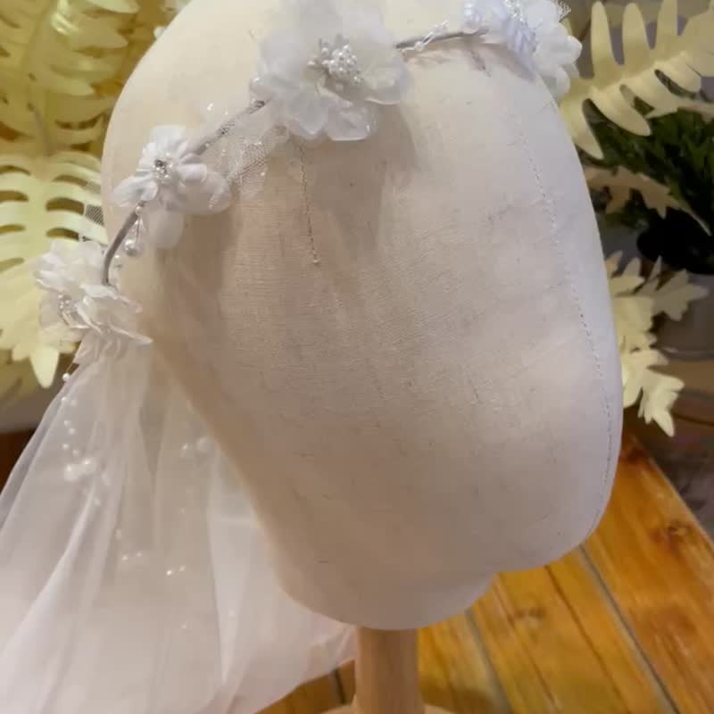 Handmade off-white wreath veil / bridal wreath - เครื่องประดับผม - ไฟเบอร์อื่นๆ ขาว