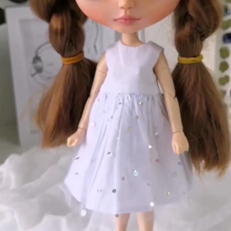 Blythe doll white dress. Summer dress Blythe. Clothes Blythe. - ตุ๊กตา - ผ้าฝ้าย/ผ้าลินิน 