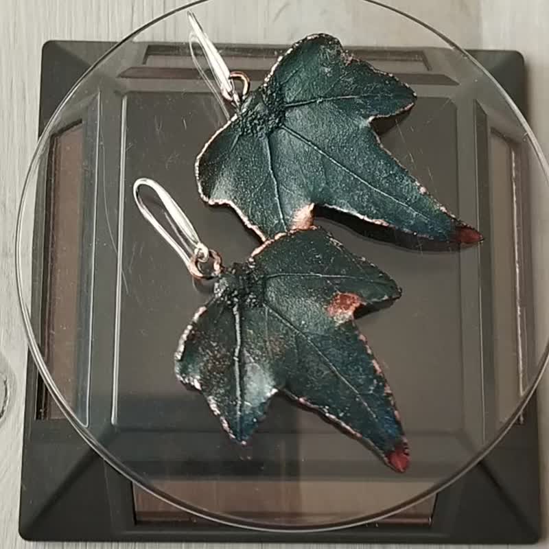 Artisan Ivy copper earrings, plant lover gift idea, silver plated, blue patina - 耳環/耳夾/耳骨夾 - 銅/黃銅 