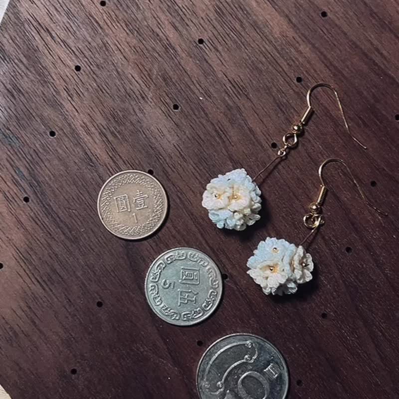 Irregular Cloud Fluff Snowball Earrings Crochet Micro Crochet Hydrangea Wedding Gift - ต่างหู - ผ้าฝ้าย/ผ้าลินิน ขาว