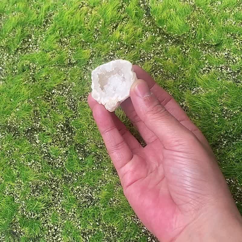 天然原礦招財白晶花球洞 財運水晶 快速出貨 辦公室擺件 風水擺件 - 其他 - 水晶 多色