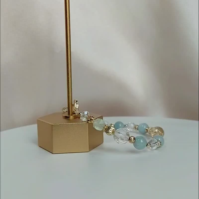 Aquamarine white crystal prehnite natural Stone to ward off evil and safety [Blue Ocean Bracelet] - สร้อยข้อมือ - เครื่องเพชรพลอย สีน้ำเงิน