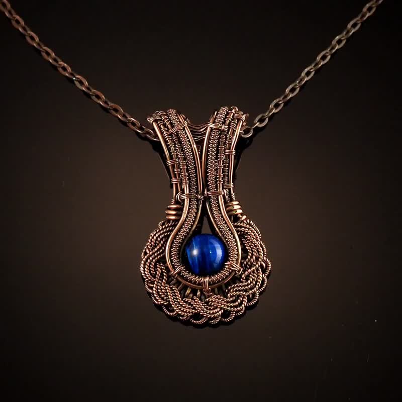 Copper wire pendant with natural falcon eye 7th Wedding Anniversary gift - สร้อยคอ - เครื่องเพชรพลอย สีน้ำเงิน