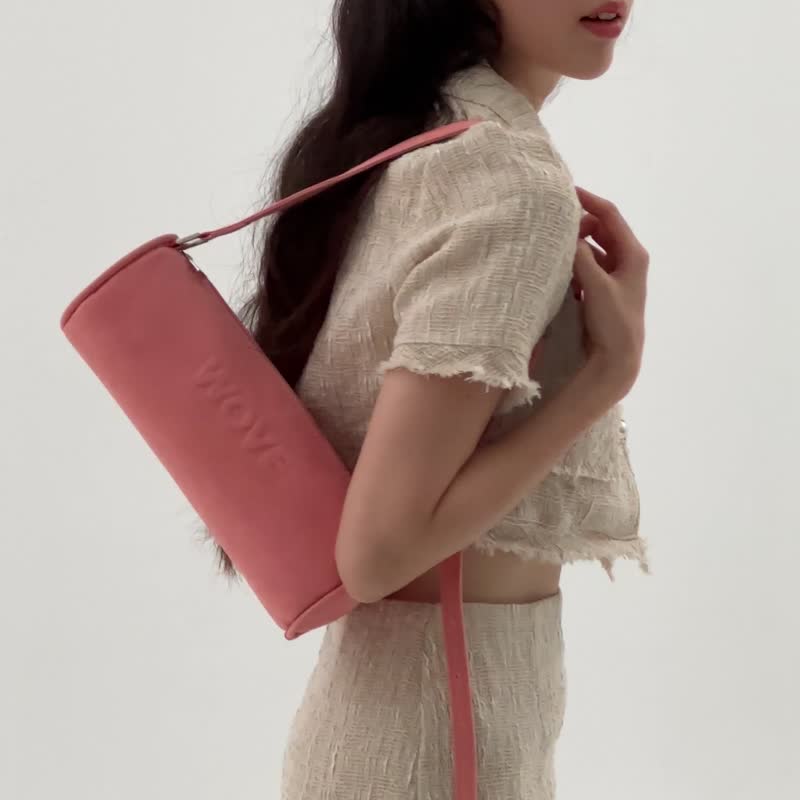 WOVE - Zoom barrel bag embossed logo in suede peachy pink - 手提包/手提袋 - 人造皮革 粉紅色