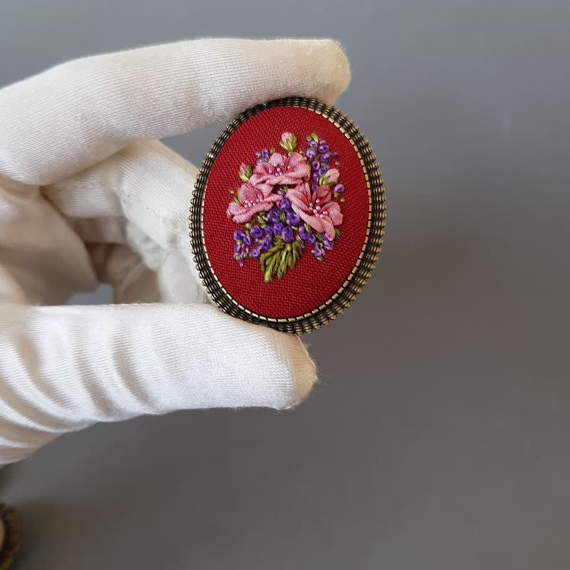 Ribbon embroidered bordo color brooch for her, hand embroidery jewelry - 胸針 - 絲．絹 多色