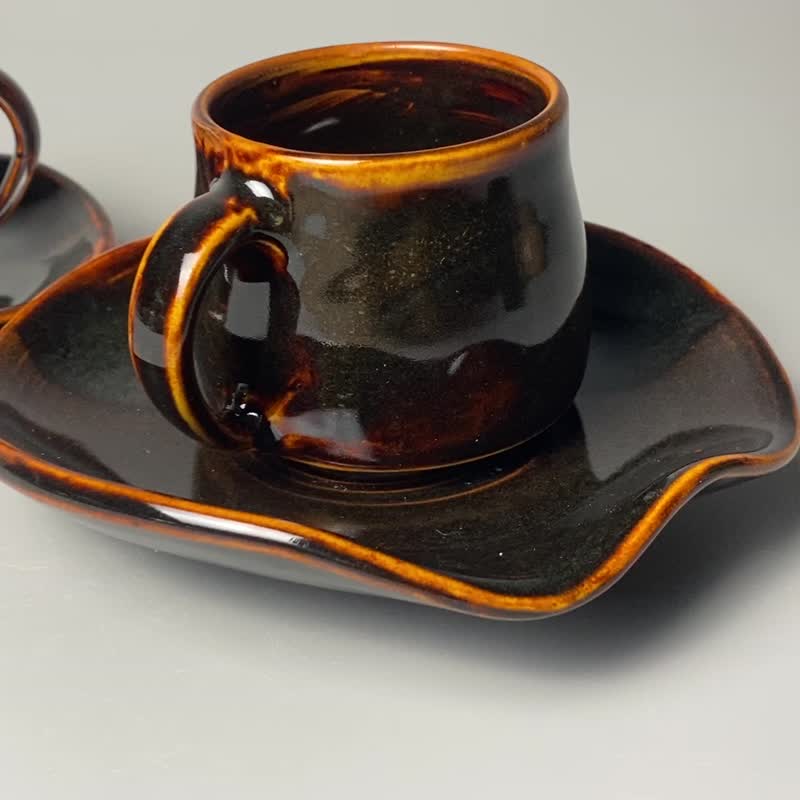 Tea cups and saucers - 花瓶/花器 - 陶 