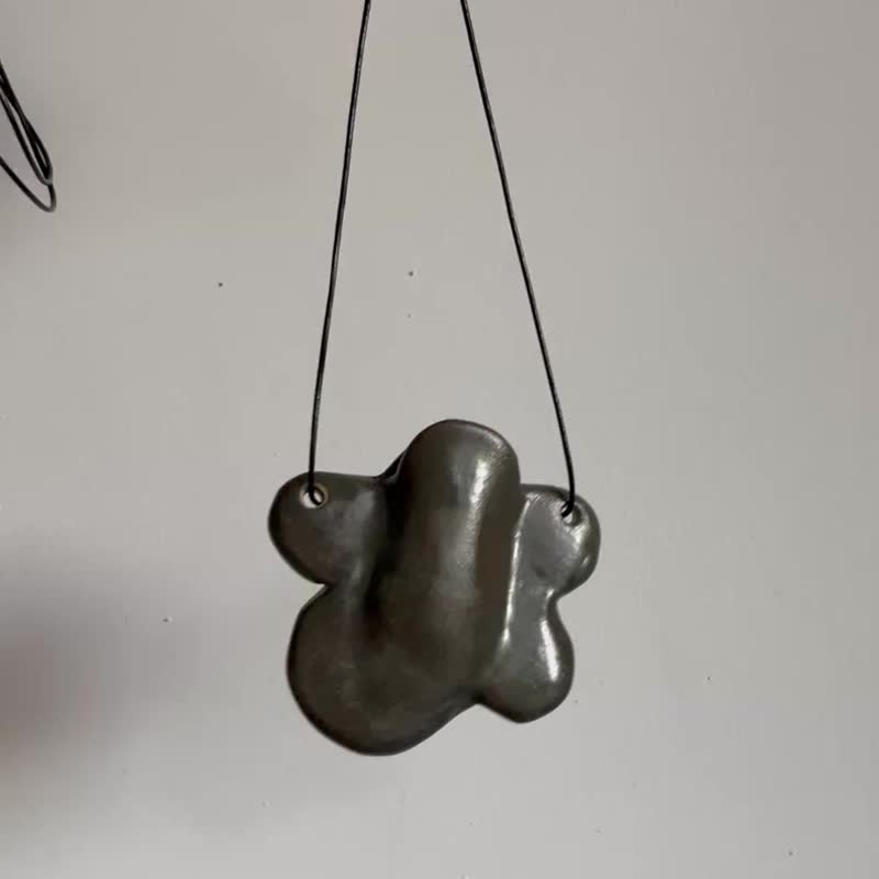 สร้อยคอเซรามิก ทรงดอกไม้ - สร้อยคอยาว - ดินเผา สีดำ