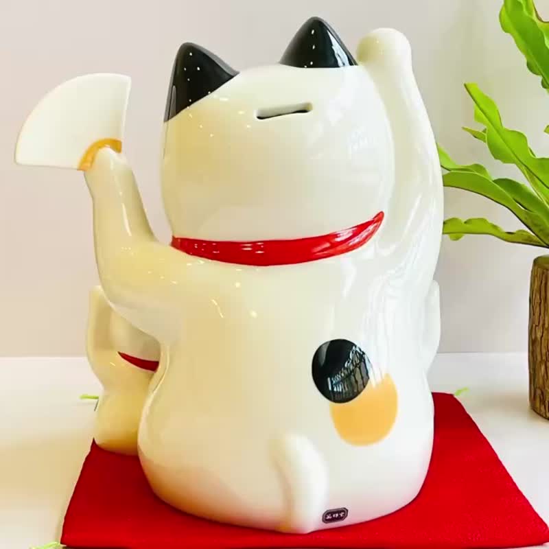 【店面/玄關擺飾】瀨戶燒-眾貓迎福 大型彩繪招財貓存錢筒28cm - 存錢筒 - 瓷 白色