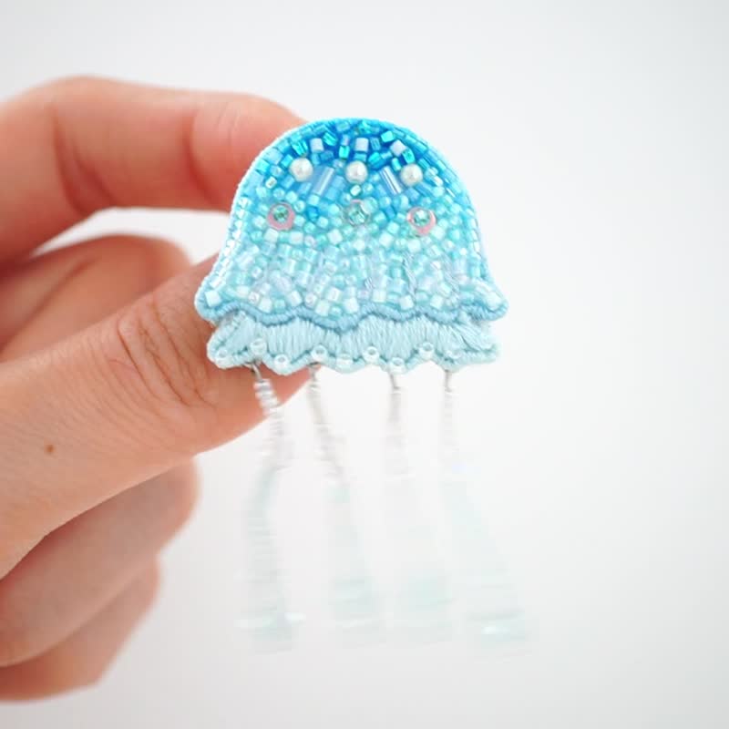 Jellyfish brooch (blue) Bead embroidery brooch jellyfish jellyfish blue light blue - เข็มกลัด - วัสดุอื่นๆ สีน้ำเงิน