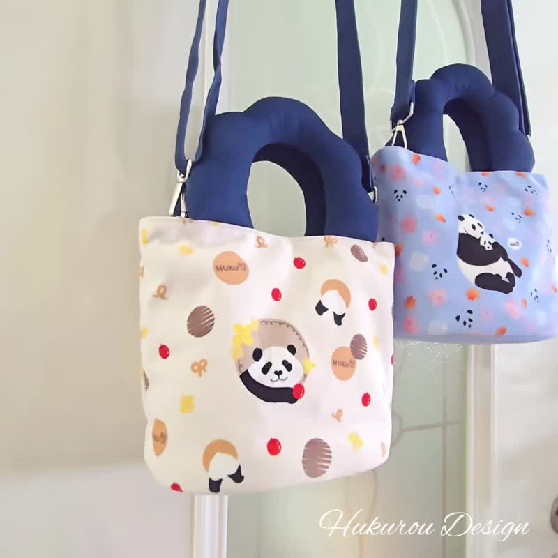 HUKUROU 手繪插畫雲朵手把包 | 熊貓午後果實 現+預 - 側背包/斜背包 - 其他材質 