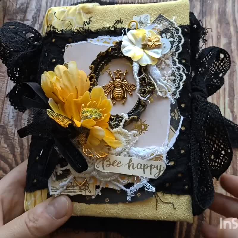 Honeybee junk journal handmade blank Queen bee Gold Black Bee notebook - สมุดบันทึก/สมุดปฏิทิน - กระดาษ สีดำ