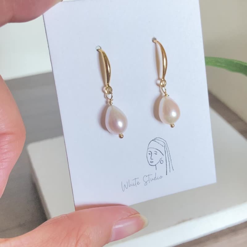 Touched - Elegant Freshwater Pearl Dangle 925 sterling silver earrings - ต่างหู - เงินแท้ สีทอง