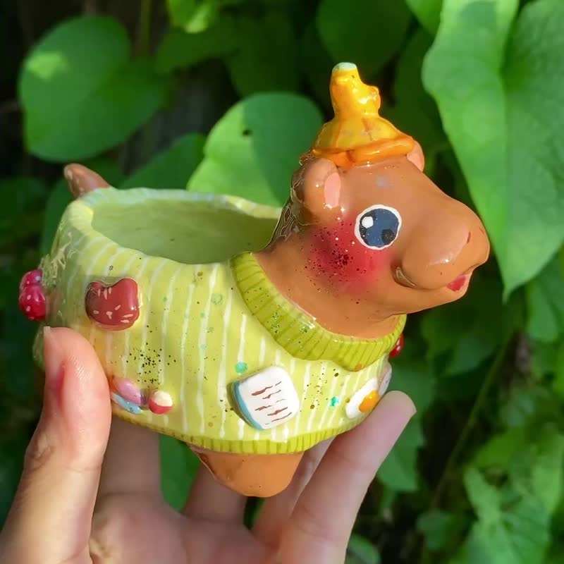 Handmade Moo Deng Planter - handcrafted pigmy hippo pottery with drainage hole - 花瓶/花器 - 陶 綠色