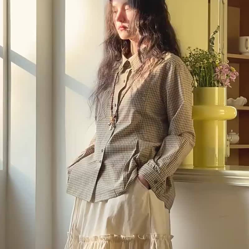 格紋芝白 書卷氣 細格紋襯衫 褶襉設計翻領襯衣 知識分子通勤氣質 - 女襯衫 - 棉．麻 卡其色
