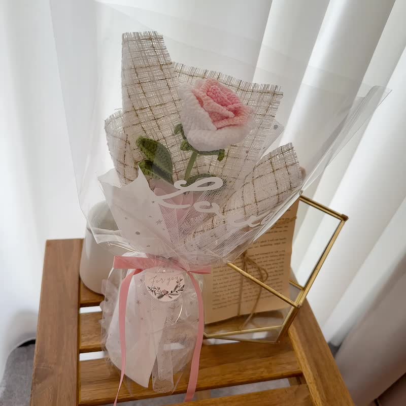 Wool pink gradient rose Valentine's Day bouquet with carrying bag - ช่อดอกไม้แห้ง - วัสดุอื่นๆ สึชมพู