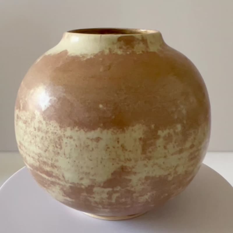 Ceramic moon/circle vase - เซรามิก - ดินเผา สีกากี