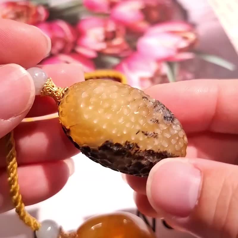 (雙寶X型調節) 波羅的海金珀帶背皮 綠蜜植物珀錘紋霧面 雙墜項鍊 - 項鍊 - 其他材質 卡其色