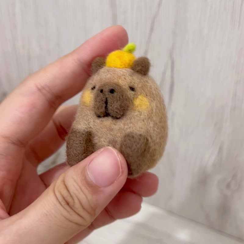 口袋小動物 蘋安小豬 吉祥小水豚 羊毛氈別針 胸針 療癒 送禮 - 胸針 - 羊毛 卡其色