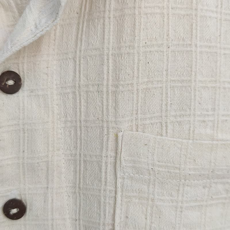 ベージュ - 白のシャツ、ノースリーブ、木製ボタン - トップス - コットン・麻 ホワイト
