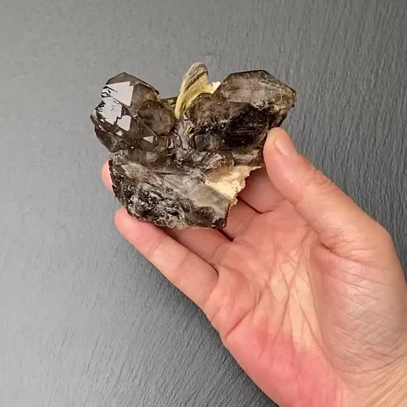 Promote wealth and bring good luck - Natural raw mineral Brazilian citrine backbone symbiotic phlogopite and feldspar are shipped quickly - Items for Display - Crystal Multicolor