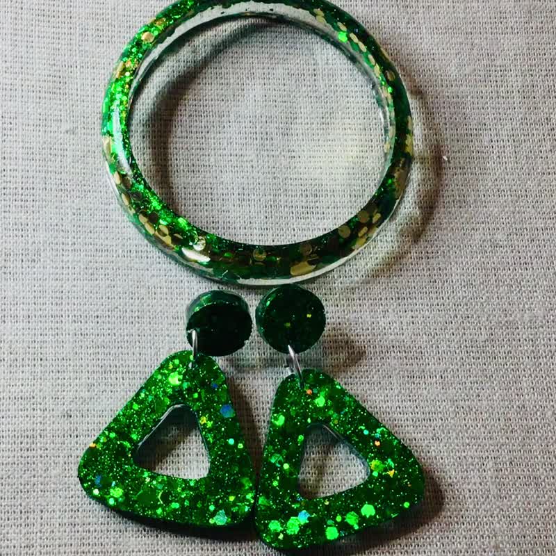 Green glitter jewelry set,resin bangle and long drop earrings - 手鍊/手環 - 樹脂 綠色