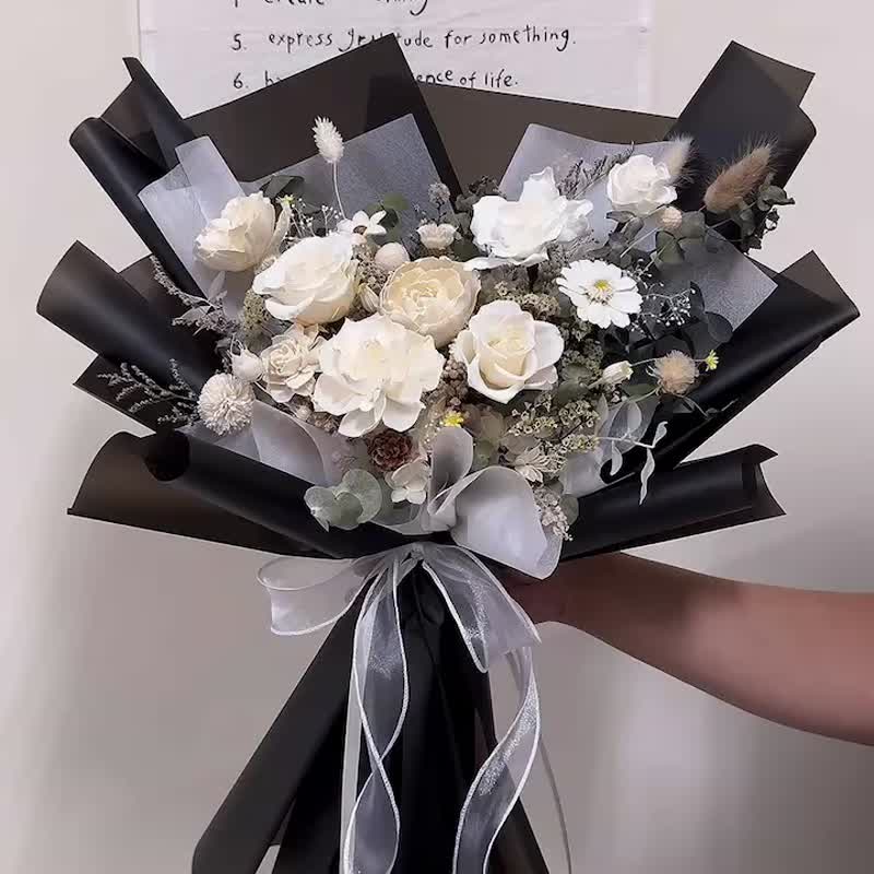 Black and white eternal rose gardenia bouquet - ช่อดอกไม้แห้ง - พืช/ดอกไม้ ขาว