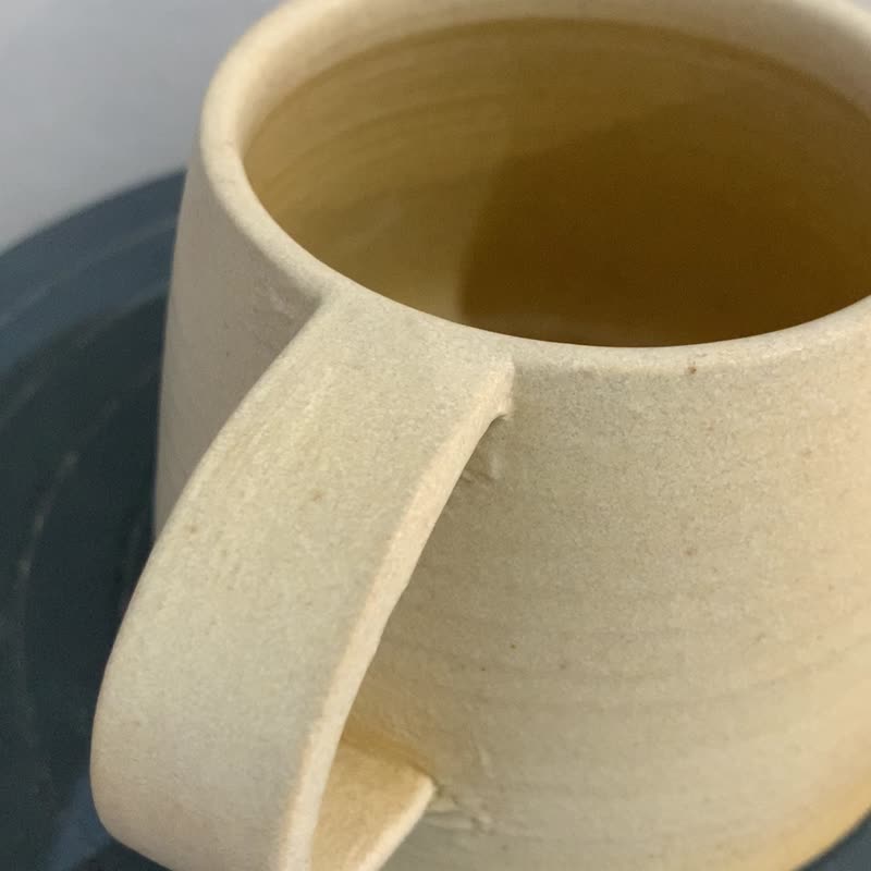 【モーニングホワイト-コーヒーカップ】リム陶器 | ハンドメイド | 手練り陶器 | 03 - グラス・コップ - 陶器 イエロー