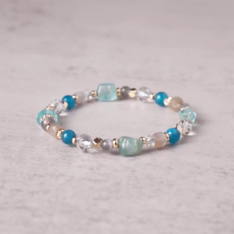 Mirror of the Sky // Blue Stone White Crystal Moonstone Labradorite Bracelet // Communication Expression Healing - สร้อยข้อมือ - คริสตัล สีน้ำเงิน