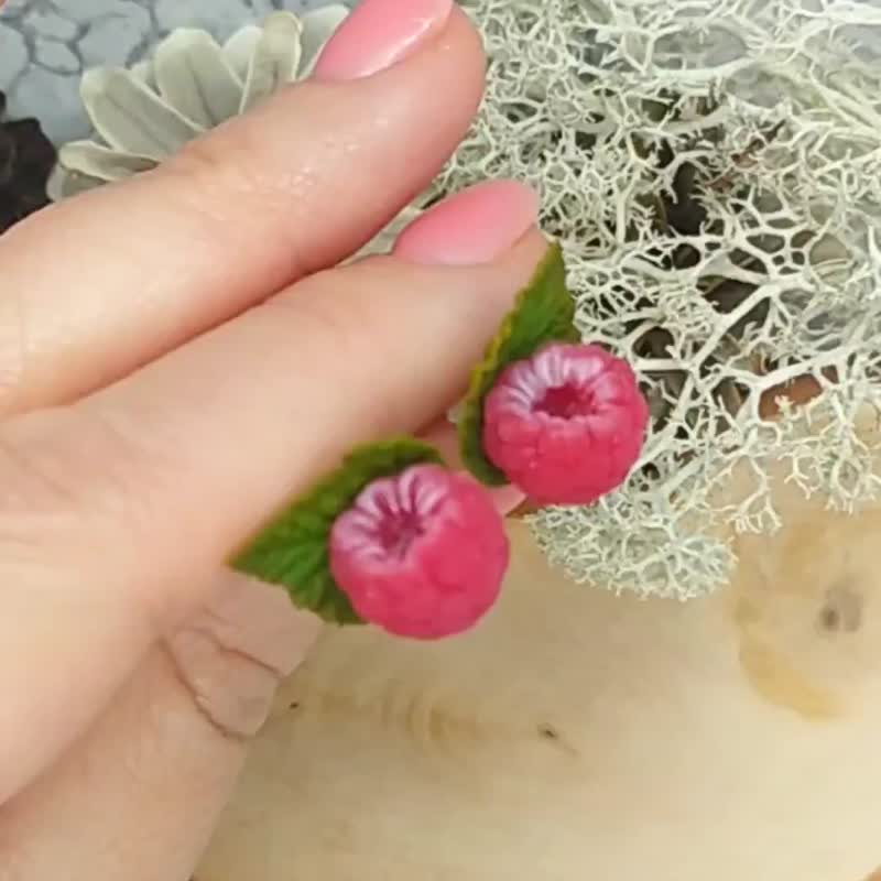Studs Raspberry (hypoallergenic) - 耳環/耳夾 - 塑膠 紅色