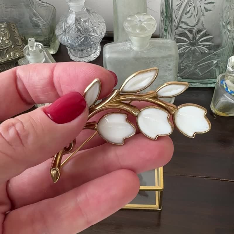 希少　トリファリ　ブローチ　ミルクガラス　エナメル　ヴィンテージ 希少 トリファリ ブローチ ミルクガラス エナメル ヴィンテージ