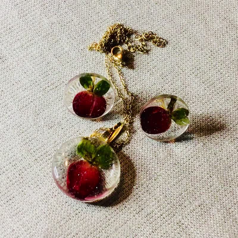 A jewelry set featuring real pressed cherry apple flowers encased in resin - 耳環/耳夾/耳骨夾 - 樹脂 紅色