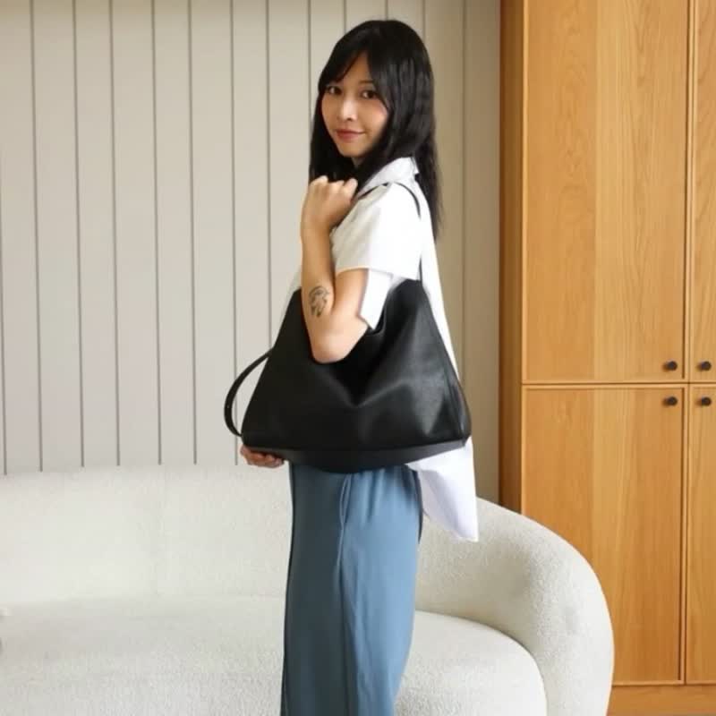 Everyday Hobo Bag-Black(Pebbled Leather) - กระเป๋าแมสเซนเจอร์ - หนังแท้ สีดำ