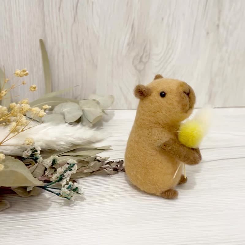 Capybara Wool Felt Doll with Flowers for Healing and Gifting with Dried Flowers - ตุ๊กตา - ขนแกะ สีกากี