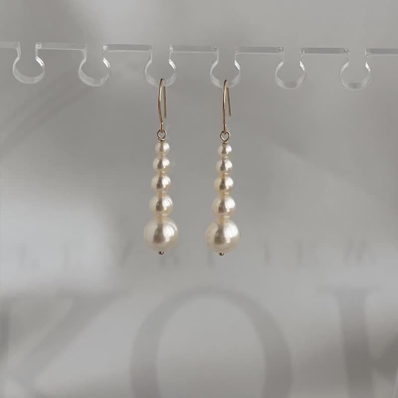 Made in Japan akoya pearl earrings, 18k gold, 2.5-7mm gradation, dangling earrings, gradually changing size akoya pearl earrings, ear hooks - ต่างหู - ไข่มุก สีทอง