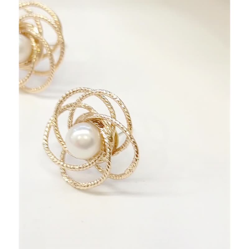 1KM Flower Melody·Classic Coil Pearl Earrings - ต่างหู - ไข่มุก 