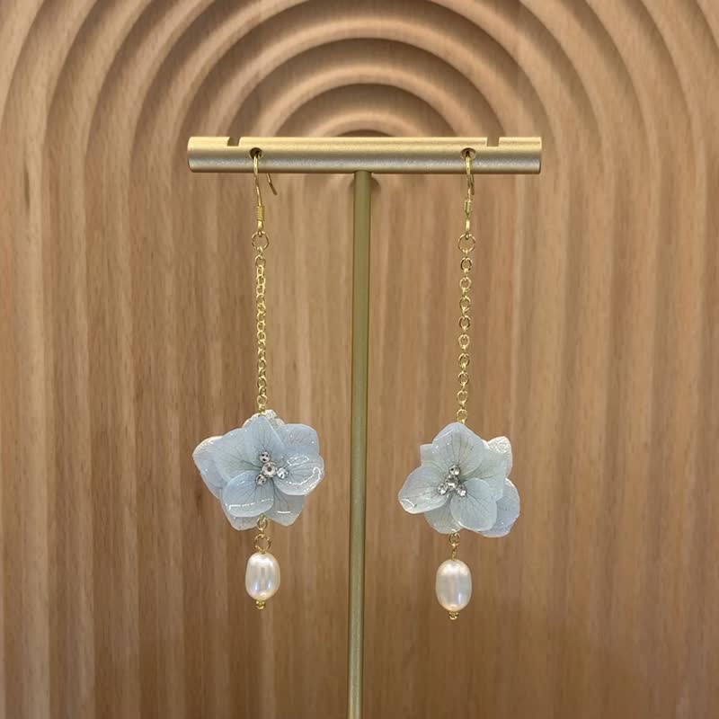 Double-sided rhinestone pearl mid-length pendant model Qinlan Sky series real flowers (Clip-On/ear hooks/earrings) - ต่างหู - พืช/ดอกไม้ สีน้ำเงิน