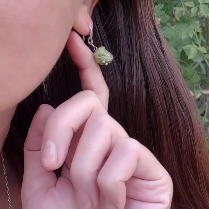 Rough Grossular Garnet Earrings, 925 Silver, Leo, Virgo, Sagittarius stone - 耳環/耳夾/耳骨夾 - 半寶石 綠色